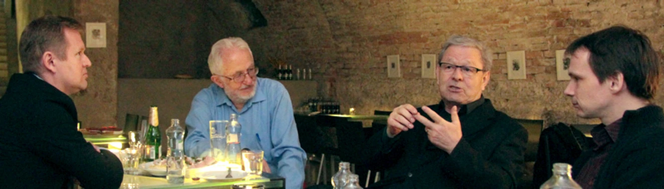 Vesmír/Pavel Konečný/UP Olomouc: O fungování české vědy debatují zleva Radek Zbořil, Josef Michl a Pavel Hobza. Naslouchá redaktor Vesmíru.