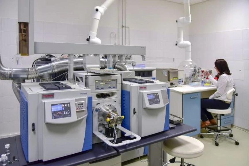 Universitas: RECETOX - Laboratoř pro analýzu vzorků z životního prostředí.