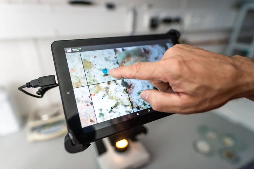 AVČR/Jana Plavec: Mikroplast měří 5 mm až 1 µm (0,00001 cm), nanoplast je menší než 1 µm.