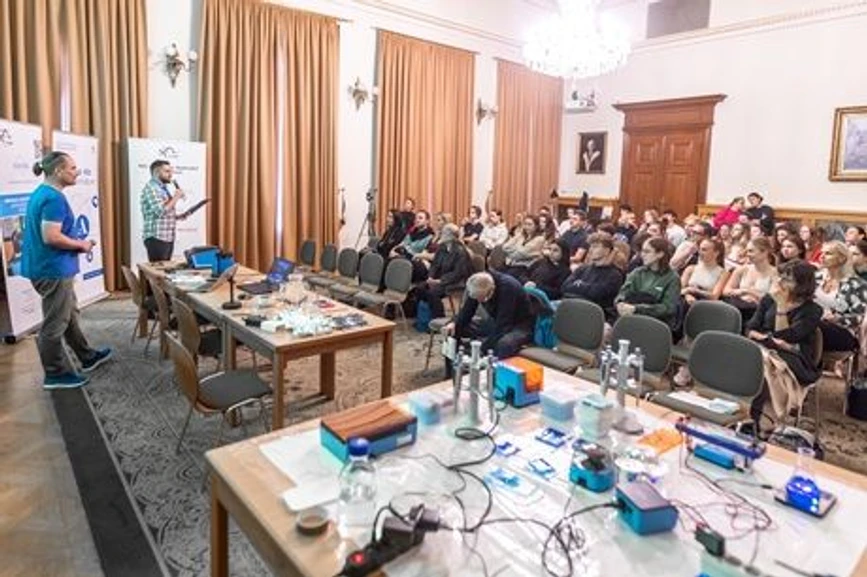 AVČR: Přednášky a besedy často obsahují i názorné ukázky. Mají ovšem omezenou kapacitu. Zarezervujte si tu svou vyhlédnutou včas.