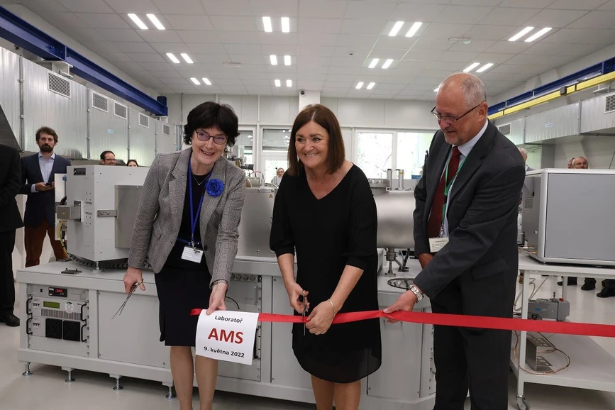 AV ČR/Tiskové oddělení: Předsedkyně AV ČR Eva Zažímalová, ministryně pro vědu Helena Langšádlová a ředitel Ústavu jaderné fyziky AV ČR Petr Lukáš při slavnostním otevření laboratoře