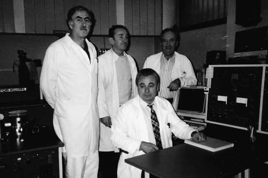 ČSHS: Obrázek 1: Základná zostava Laboratória hmotnostnej spektrometrie (z r. 1988) pri prístroji GC-MS MS25RFA (zľava – T. Jakubík, Š. Holotík, W. Weis a sediaci J. Leško)