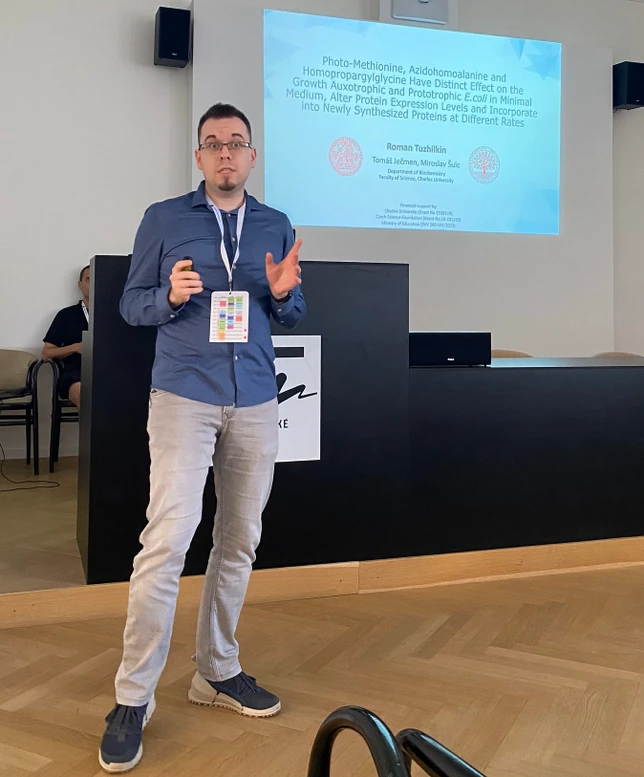ČSHS: Photo-Methionine, Azidohomoalanine and Homopropargylglycine Have Distinct Effect on the Growth of Auxotrophic and Prototrophic E. coli in Minimal Medium, Alter Protein Expression Levels and Incorporate into Newly Synthesized Proteins at Different Rates (Roman Tuzhilkin).jpg