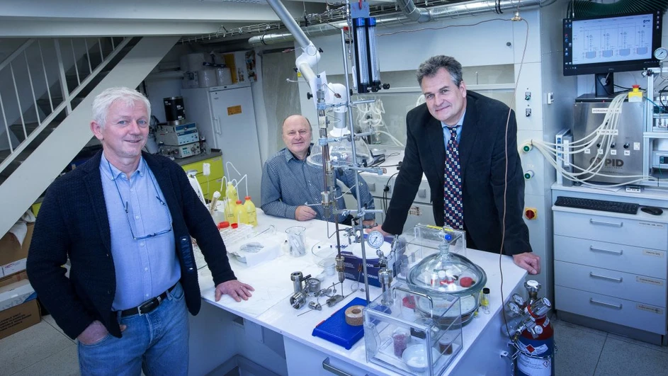 Forum/Hynek Glos: Vědci v laboratoři - zleva Petr Nachtigall, Jiří Čejka a Ivan Němec z výzkumného centra CUCAM na Přírodovědecké fakultě UK