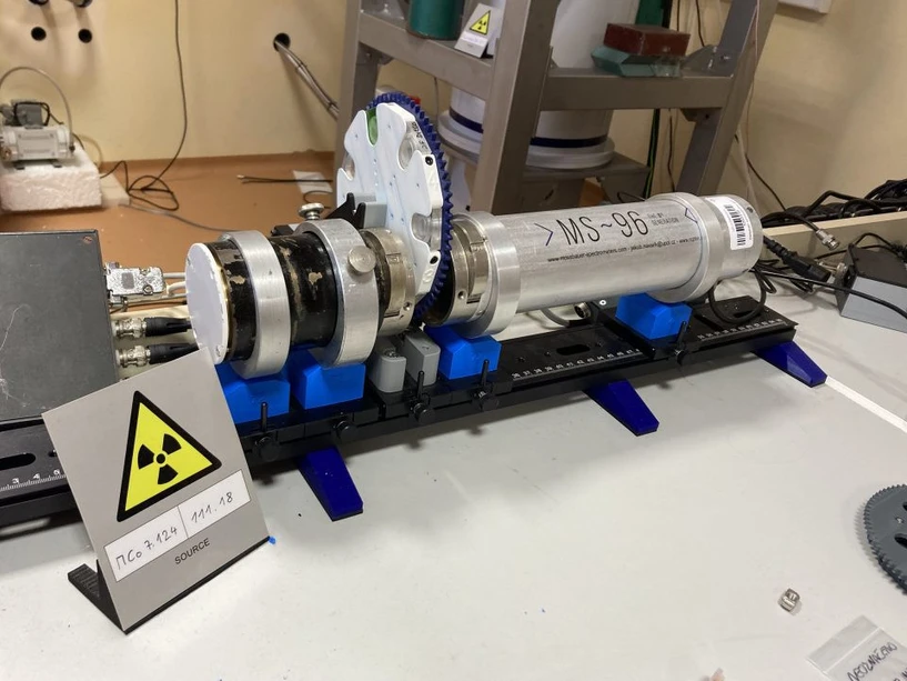 Český rozhlas: Současné spektrometry tvoří dva válce, mezi nimi je výměník na vzorky, kterými prochází gama záření