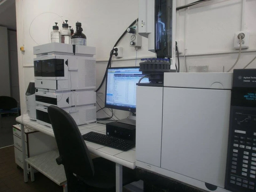 ENASPOL: Laboratoř analytické chemie vybavená HPLC a GC systémy Agilent Technologies