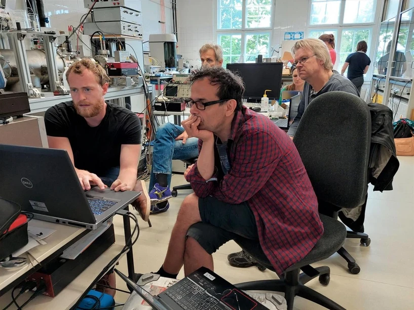 ÚFCH JH: Část mezinárodního týmu, který vyvíjí aparaturu (laboratoř Berlín) Zprava: Frank Postberg (v brýlích), Christelle Briois (za prof. Postbergem), Ján Žabka (rovněž v brýlích vpředu), Aleš Charvát (za J. Žabkou) a Arnaud Sandrik