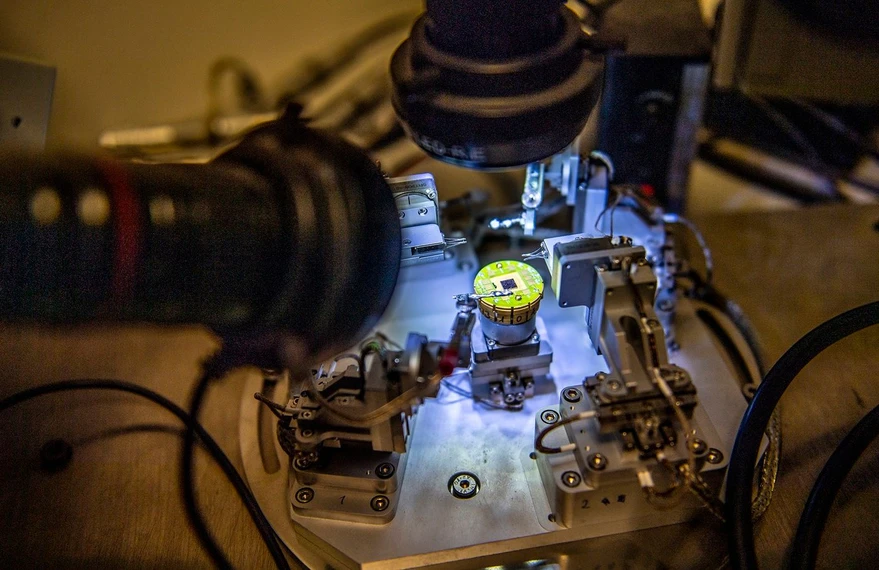 Forum: Magazín Univerzity Karlovy/Vladimír Šigut: Michal Vališka zkoumá, jak se materiál stane supravodičem