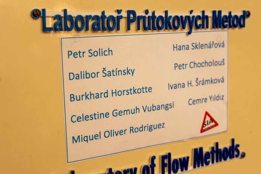Forum UK/Hynek Glos: Laboratoři průtokových metod na katedře analytické chemie FaF UK