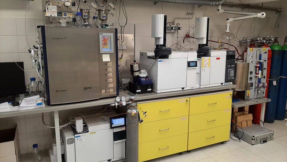 HPST: Laboratoř výzkumné skupiny heterogenní katalýzy a pokročilých materiálů katedry fyzikální a makromolekulární chemie, PřF UK. (GC vybavení zleva, Agilent 8890, Agilent 8860, Agilent 7890)