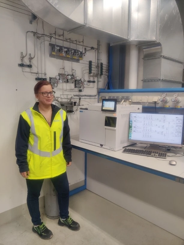 HPST: Plynový chromatograf Agilent 8890 s FID a TCD detektorem v laboratořích Linde Gas