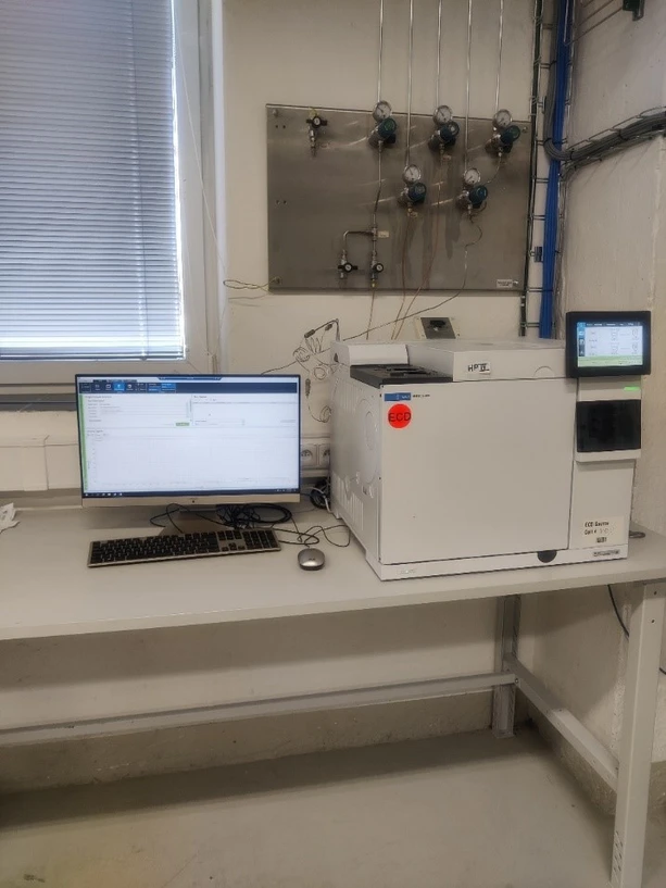 HPST: Plynový chromatograf Agilent 8890 s TCD a ECD detektorem v laboratořích Linde Gas