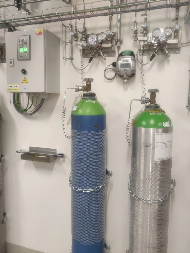 HPST: Tlakové lahve plynných směsí jsou v Linde Gas připojovány přes redukční ventily zaručující stabilní kontinuální přívod vzorku v průběhu analýz