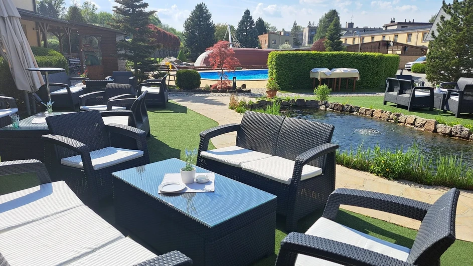 HPST: Večeře v hotelu Za Vodou, posezení, diskuse