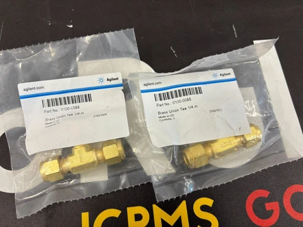 Agilent T-spojka, 1/4", mosaz, 0100-0088 (Nová)