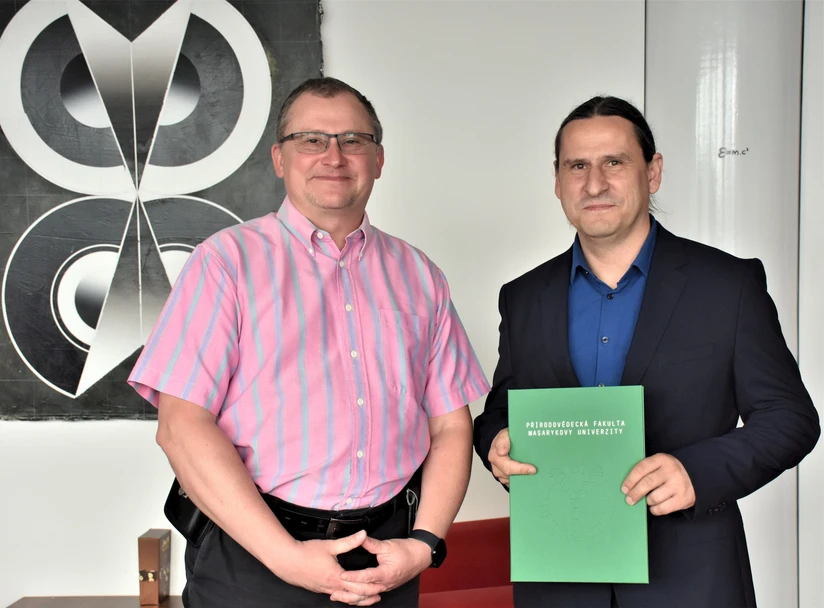 MUNI/Zuzana Jayasundera: Petr Táborský převzal z rukou děkana fakulty, Tomáše Kašparovského, pověření k výkonu funkce ředitele Ústavu chemie.