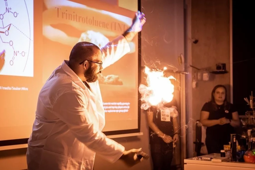 Noc vědců/UJEP: Chemická show - Reakce, které mění svět