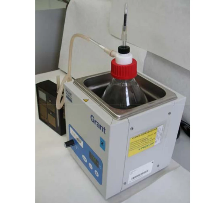 Obr. 2 Stripování popela ve varné baňce 1000 ml se šroubovacím uzávěrem