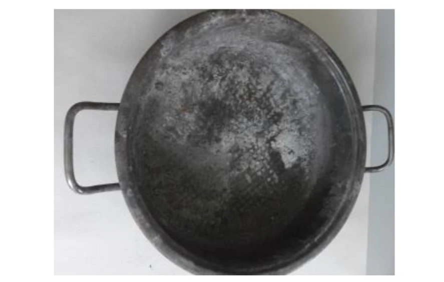 Obr. 9 Ohořelá nerezová pánev se zbytky po hašení