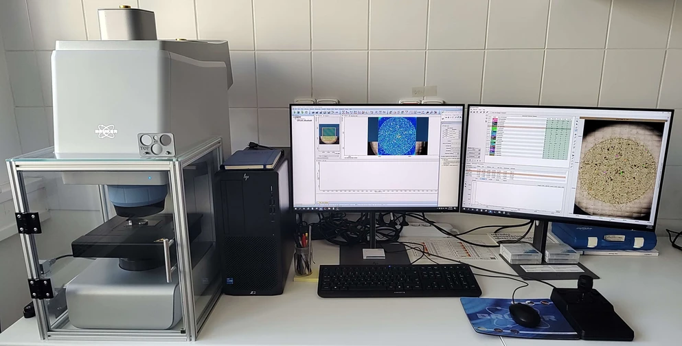 Obr. 3: Optik Instruments - FTIR-FPA mikroskop LUMOS II s uzavřeným vzorkovacím prostorem instalovaný na VUV