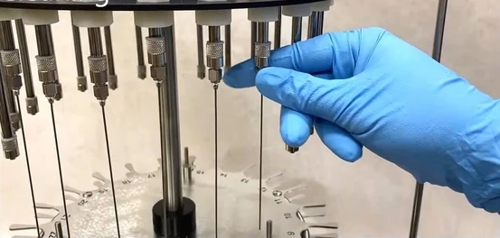 Vliv velikosti jehly a průtoku na rychlost odpařování rozpouštědla