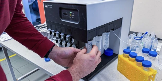 Ostravská univerzita získala unikátní systém pro sledování interakce mezi biomolekulami