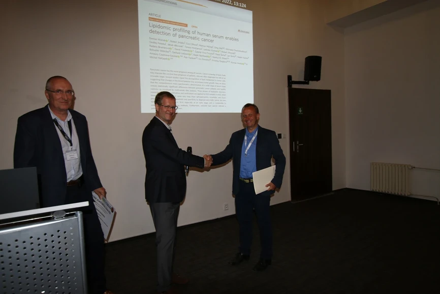 SSJMM: 23. Škola MS 2022 - Vyhlášení ceny VLADIMÍRA HANUŠE - z leva Marek Exner (Waters), Jan Preisler (MUNI), Michal Holčapek (UPCE)