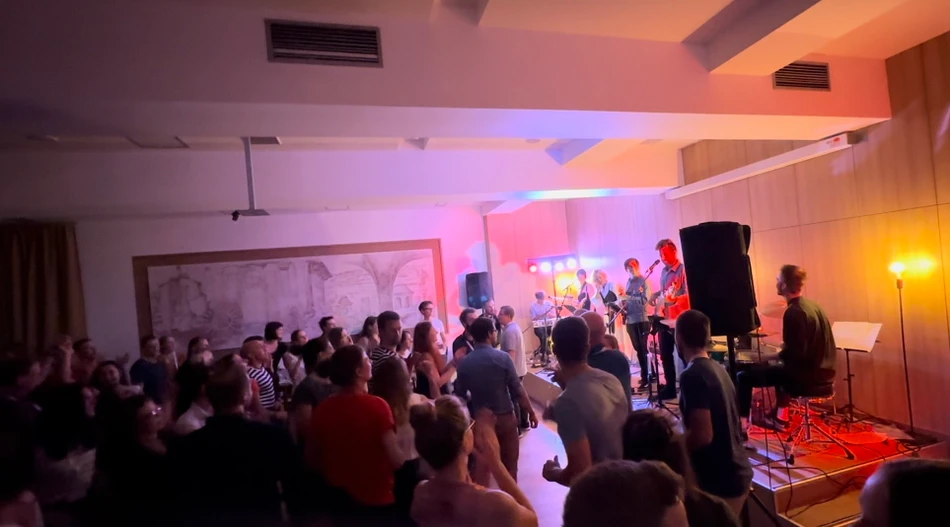 SSJMM: Společenský večer firmy Shimadzu: Funk, house, electroswing i rádiový pop v podání skupiny The Cupcake Collective