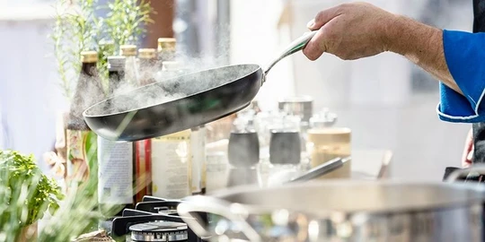 Emissions of PFAS from fluoropolymer-coated cookware: Analytical advances and findings