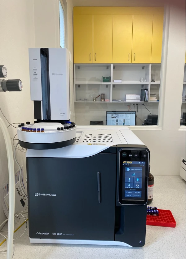 Shimadzu: Plynový chromatograf Shimadzu, špičkový model Nexis GC-2030 a v České republice prvně instalovaný autoinjektor AOC-30i