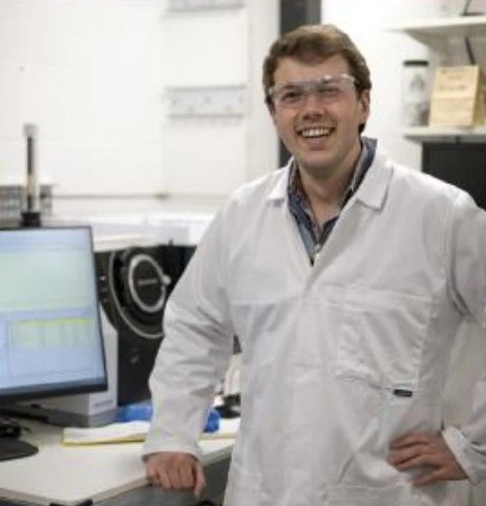 Shimadzu: Obrázek 4: Pracovník společnosti Wild Hydrogen Dr. Michael Sims na snímku s vlastním systémem Shimadzu, který společnost Wild Hydrogen používá ke kontrole složení plynů, kapalin a pevných látek vznikajících při zplyňování biogenních materiálů.