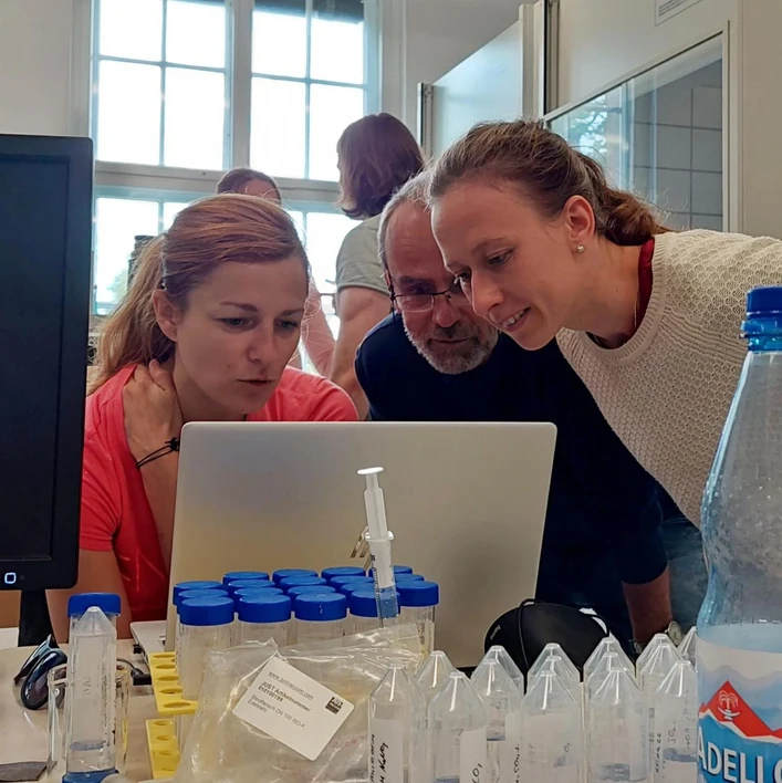 ÚFCH JH: Miroslav Polášek se studentkami Nikolou Sixtovou a Markétou Nezvedovou (zprava) při zpracovávání získaných dat