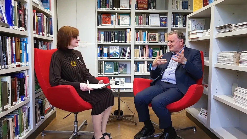 ÚOCHB AV ČR: Podcast CHEmic #1 – Riskovat se vyplatí, neúspěchu se nesmíme bát, říká ředitel ÚOCHB Jan Konvalinka