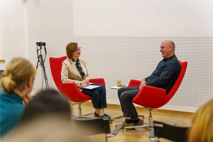 ÚOCHB_Dajana Kolářová - Podcast CHEmic #43 – Podcast CHEmic #43 – Budoucnost léčby nádorů je podle Pavla Majera z ÚOCHB personalizovaná medicína.jpg