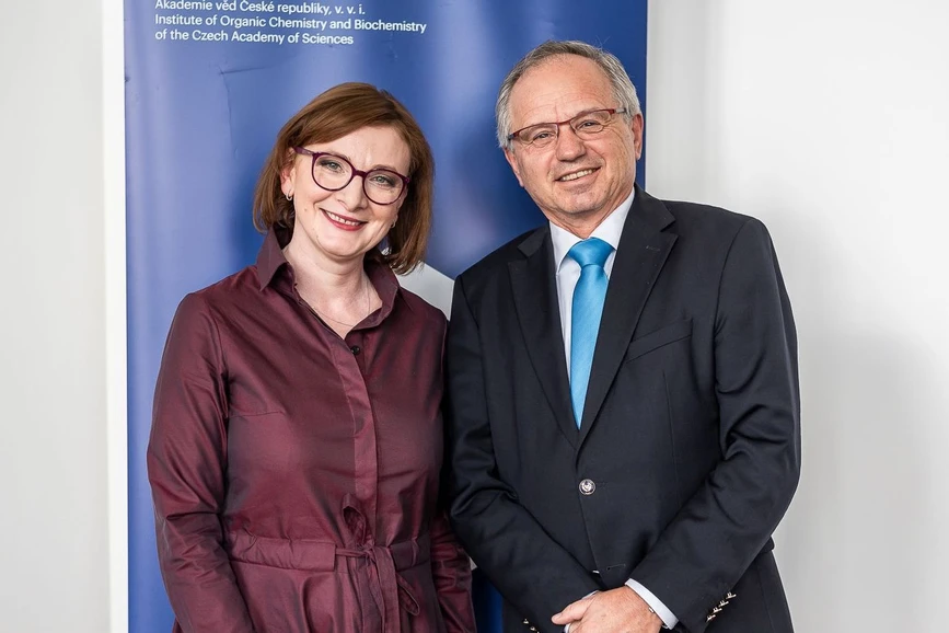 ÚOCHB: Podcast CHEmic #37 – Látka z ÚOCHB zachraňuje životy rodiček po celém světě