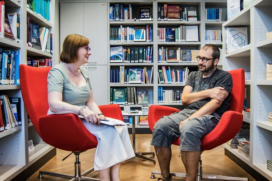 ÚOCHB/Tomáš Belloň - Podcast CHEmic #40 – Na bakterie musíme jinak. Antibiotická léčba, jak jsme ji znali, nestačí