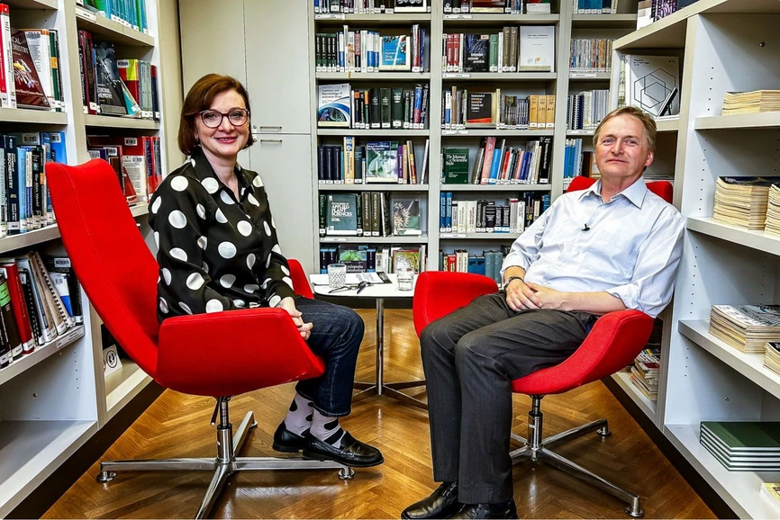 ÚOCHB/Tomáš Belloň - Podcast CHEmic #42 – Proč levá ruka není stejná jako pravá a jak se zrcadlení jeví ve světě molekul?