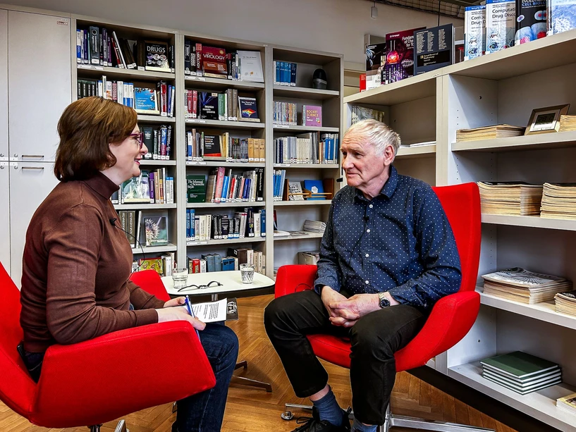 ÚOCHB/Tomáš Belloň – Podcast CHEmic #55 – Prošel jsem špičková pracoviště, ale v Praze je to nejlepší, říká Václav Čeřovský