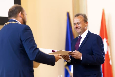 Město Pardubice udělilo medaile trojici akademiků UPCE