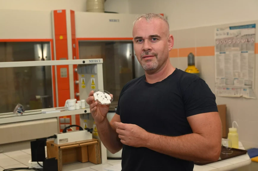 <ul>
<li><strong>Foto:</strong> UPCE/Petr Špaček: Chemik Robert Matyáš má v hledáčku výbušiny</li>
</ul>
