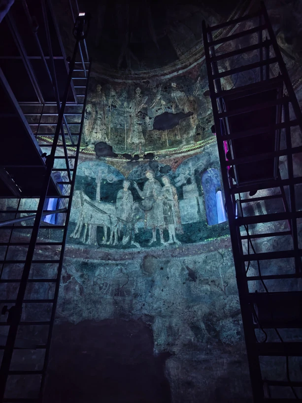 UPCE: Studující a pedagogové Fakulty restaurování zkoumají malby ve znojemské rotundě