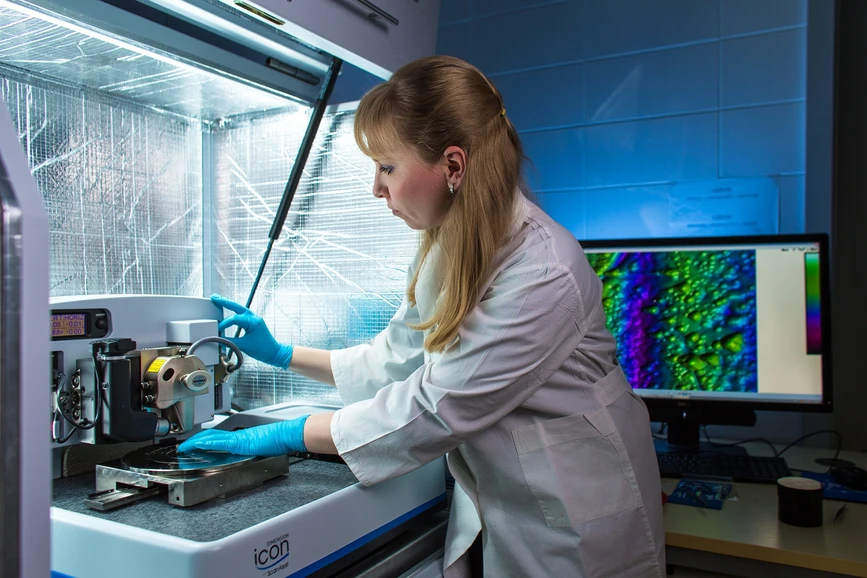 UPOL/KACh: Mikroskop atomárních sil s elektrochemickou celou a potenciostatem pro SECM-AFM (Dimension Icon, Bruker)