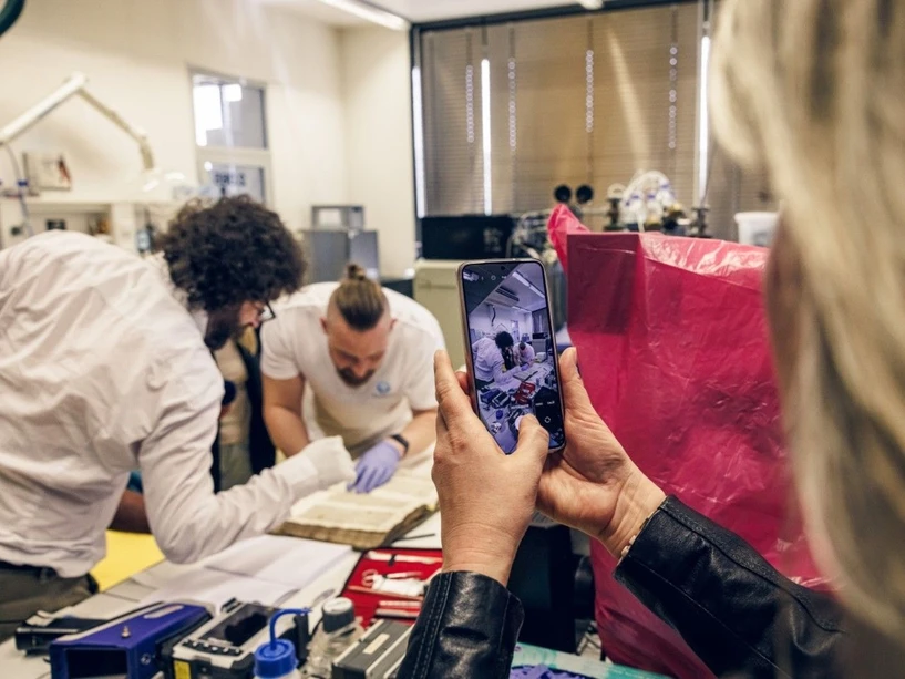 UPOL / Ota Blahoušek: Skvrny na středověkých lékařských knihách mohou prozradit složení tehdejších medikamentů