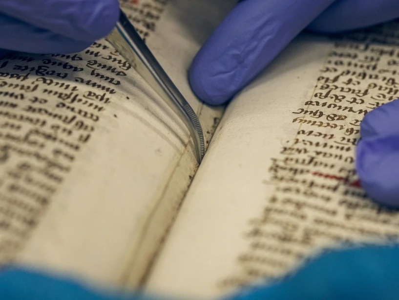 UPOL / Ota Blahoušek: Skvrny na středověkých lékařských knihách mohou prozradit složení tehdejších medikamentů