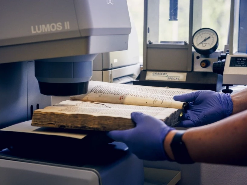 UPOL / Ota Blahoušek: Skvrny na středověkých lékařských knihách mohou prozradit složení tehdejších medikamentů