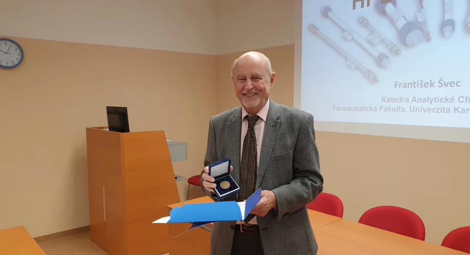 <p>Univerzita Karlova/Farmaceutická fakulta v Hradci Králové: Prof. František Švec obdržel nejvýznamnější české ocenění udělované v oboru analytická chemie</p>
