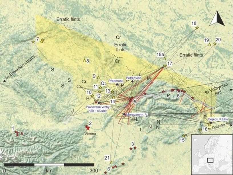 <p>Univerzita Palackého v Olomouci: Mapa východní části střední Evropy se směry importů rohovců a pazourků využívaných k výrobě nástrojů na lokality gravettienu.</p>