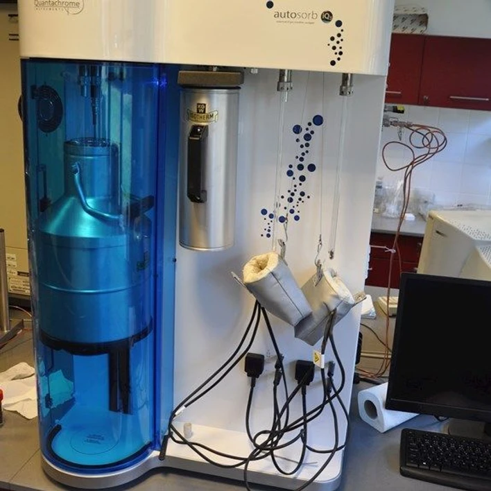 Ústav chemie PřF MU: Plynová porozimetrie