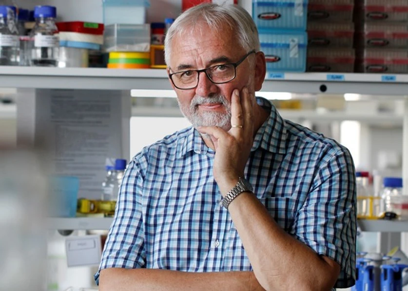 <p>Vědavýzkum.cz: Libor Grubhoffer: Mladý výzkumník se chtě nechtě stává také manažerem</p>
