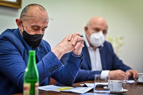 Pavel Baran a Vladimír Mařík: Pokud se budou škrtat finance na vědu, ti nejlepší nám odejdou